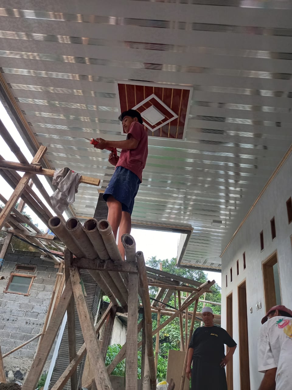 Pemasangan plafon PVC rapi