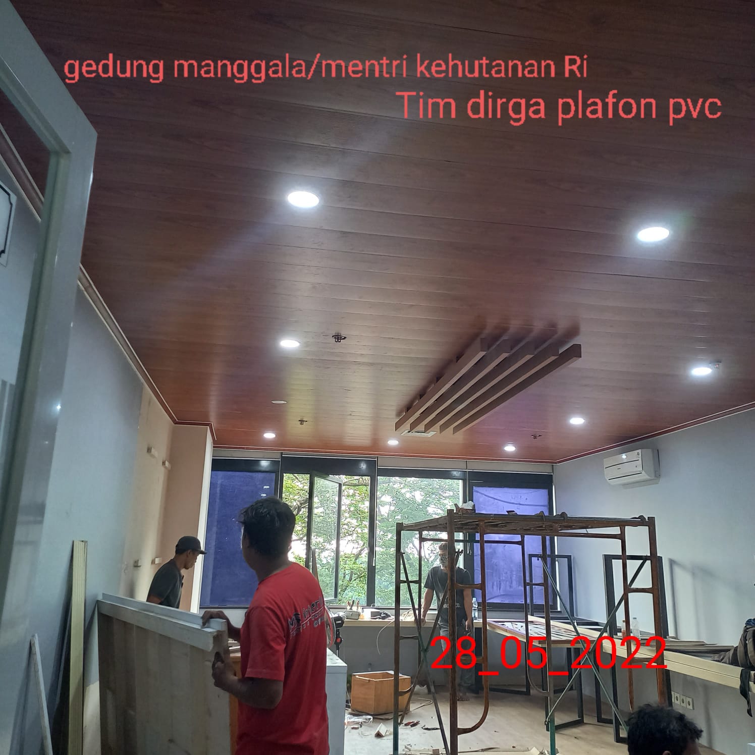 Pemasangan plafon PVC rapi