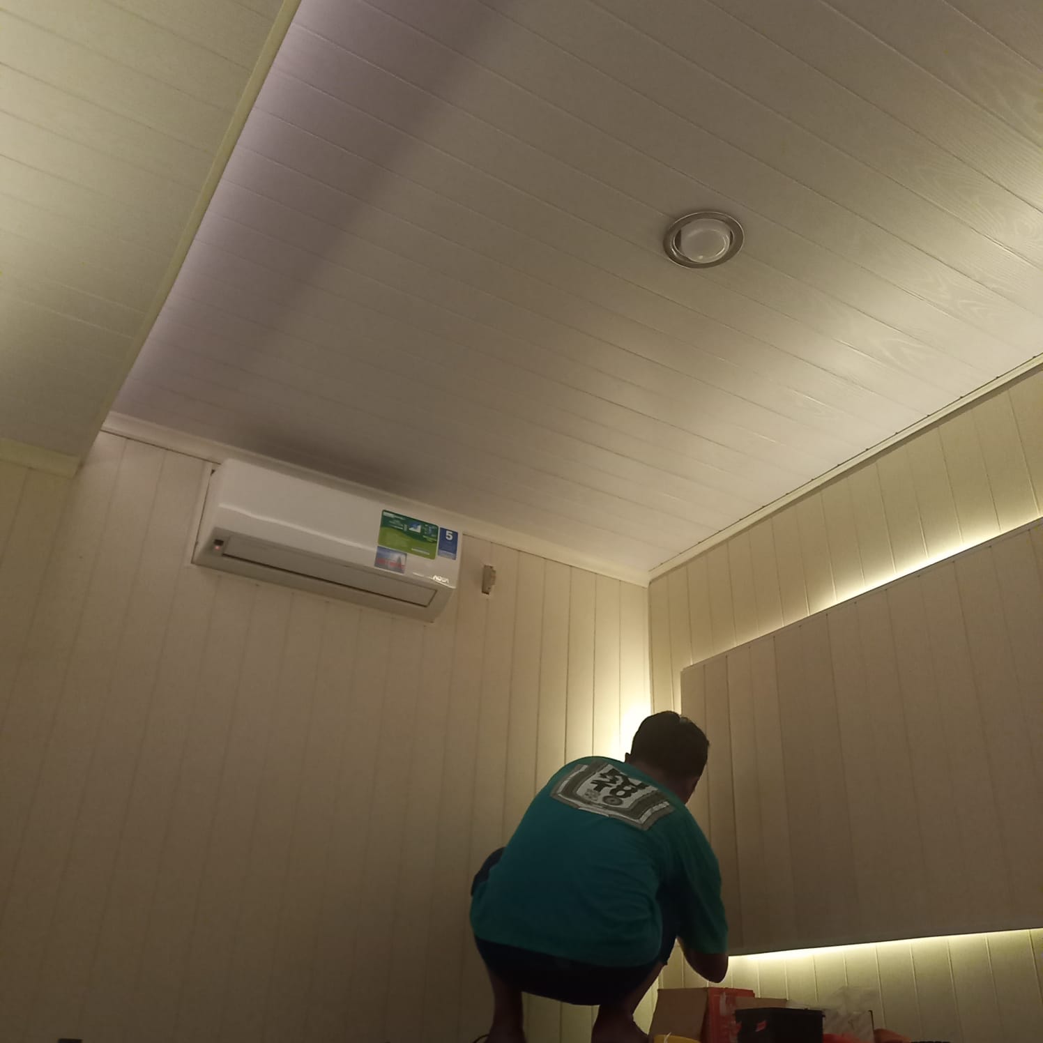 Pemasangan plafon PVC rapi