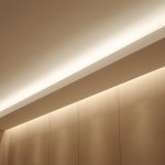 Interior ruangan modern dengan plafon modern desain minimalis pencahayaan lembut tampilan bersih elegan