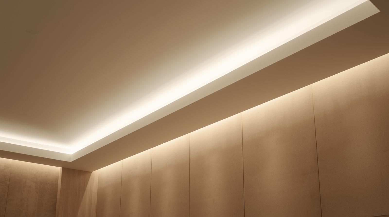 Interior ruangan modern dengan plafon modern desain minimalis pencahayaan lembut tampilan bersih elegan